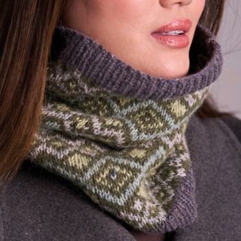 Пряжа для истинных ценителей: Felted Tweed от Rowan сочетает плотность мериноса (50%), лёгкость альпака (25%) и декоративный блеск вискозы (25%)