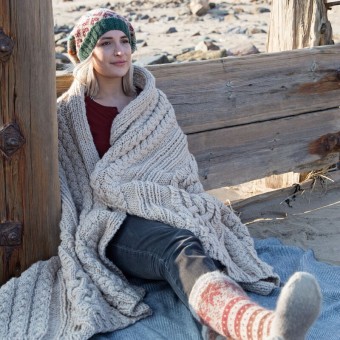 Роскошная тактильность и визуальная глубина: пряжа Felted Tweed от Rowan с её уникальным тройным составом создаёт неповторимую поверхность изделий