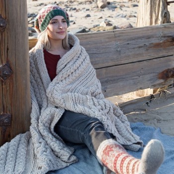 Роскошная тактильность и визуальная глубина: пряжа Felted Tweed от Rowan с её уникальным тройным составом создаёт неповторимую поверхность изделий