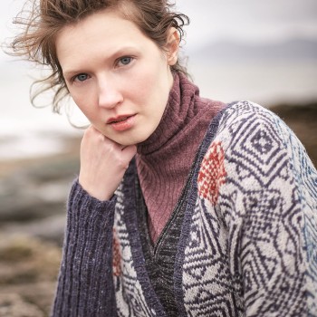 Лёгкая пряжа Rowan Felted Tweed в прохладном голубом оттенке, подходит для струящихся шарфов с мягкой текстурой.