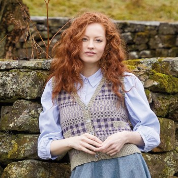 Мягкая Rowan Felted Tweed в нейтральном верблюжьем цвете, с отличной блокировкой для сложных ажурных узоров.