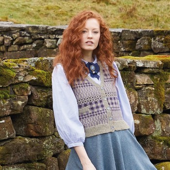 Яркая Rowan Felted Tweed в пурпурном цвете, для лёгких тёплых изделий с чёткими косами.