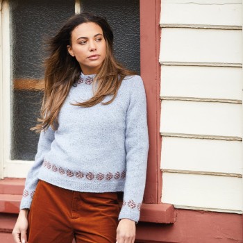Пряжа Rowan Felted Tweed DK в ярком малиновом, для прочных стильных вязаных изделий с твидовым шармом.