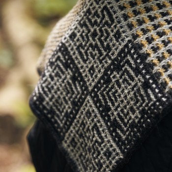 Пряжа Rowan Felted Tweed в глубоком бордовом оттенке, мягкая смесь мериноса и альпаки для элегантных вязаных пальто.
