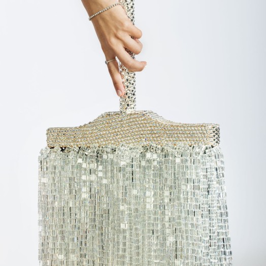 Веник, украшенный кристаллами Swarovski, превращает скромный предмет в ослепительное произведение искусства