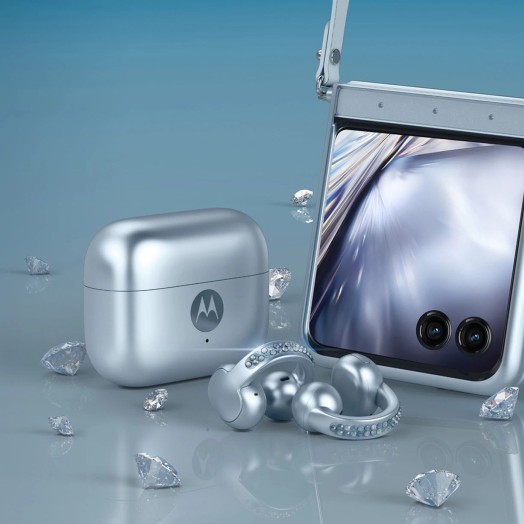 Ещё один коллаб: Swarovski и Motorola: коллекция Brilliant сочетает в себе мобильный телефон Razr и наушники Moto Buds Loop с кристаллами Swarovski