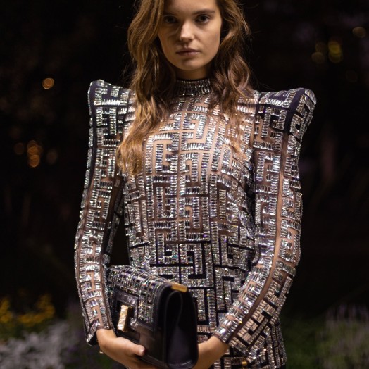 От первой коллекции высокой моды Оливера Рустена для Balmain до комбинезона Swarovski Crystal Catsuit Маккуина для показа Deliverance – технические инновации и мастерство позволяют Swarovski оставаться в авангарде моды