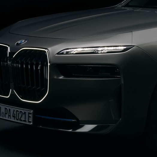 уникальное партнерство BMW и Swarovski: дизайн фар BMW i7 Iconic Glow Headlights — чистая роскошь, световое шоу с момента, когда водитель подходит к своему автомобилю
