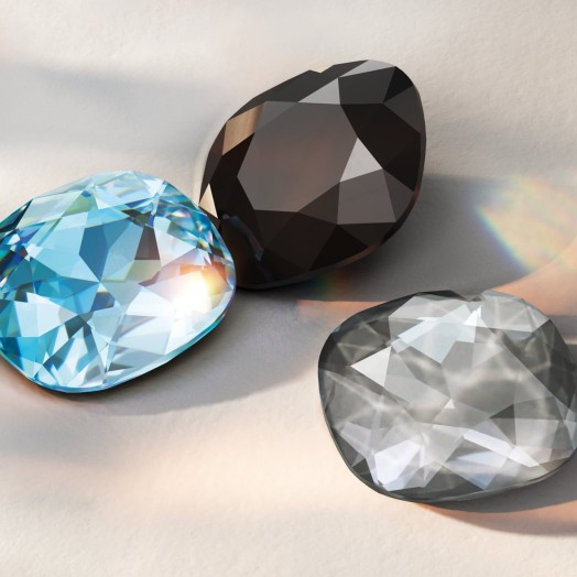 Переосмысливая повседневную моду Swarovski Large Cushion Square Fancy Stone превращает классические изделия в стильные и смелые решения