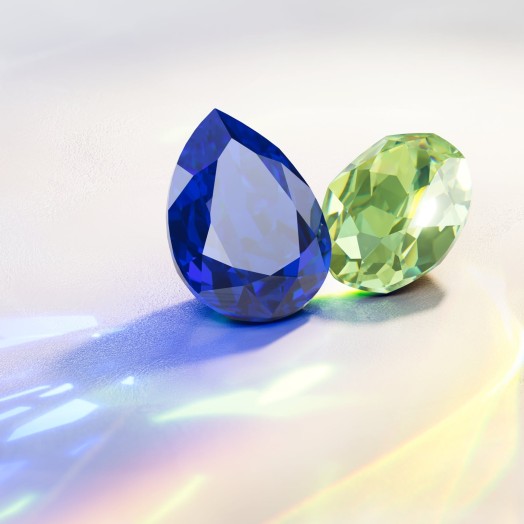 Swarovski ReCreated Dark Sapphire напоминает о бескрайних океанах и полночном летнем небе, а яркий Peridot наполняет современные дизайны беззаботным духом детства