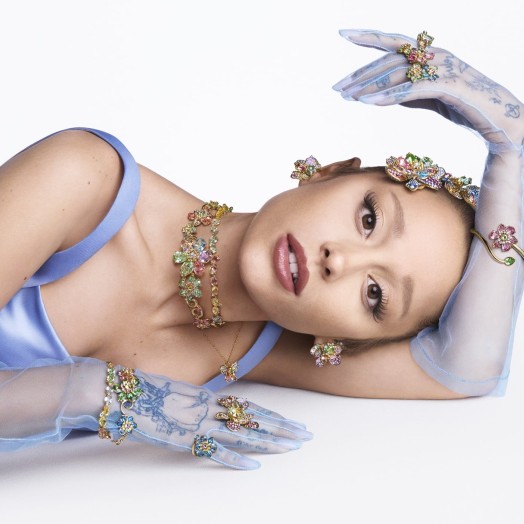 поп-икона и амбассадор бренда Swarovski Ариана Гранде приглашает в мир где магия и логика сталкиваются