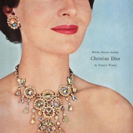 1950-е годы Swarovski сотрудничает с кутюрье, Даниэль создает покрытие имитирующее северное сияние. Кристиан Диор использовал его в своей коллекции в 1957 году