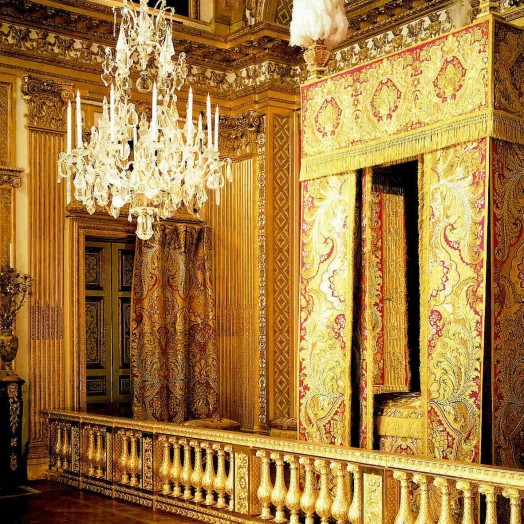 1980 Swarovski начинает долгосрочное сотрудничество с Версальским дворцом, воссоздавая монументальную хрустальную люстру для освещения комнаты Короля-Солнца