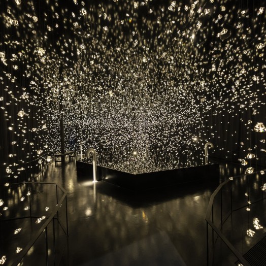 Камеры чудес, созданные художником Рафаэлем Лозано-Хеммером в Swarovski Kristallwelten предлагают уникальный иммерсивный опыт, позволяющий исследовать связи между кристаллами и людьми с помощью звука, света и движения