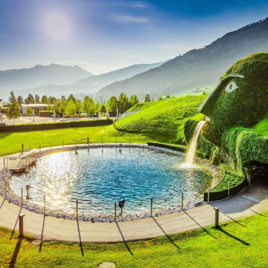 В 1995 в Ваттенсе (Австрия)  открылся Swarovski Crystal Worlds Kristallwelten - Мир кристаллов Swarovski. Приурочен к столетию бренда