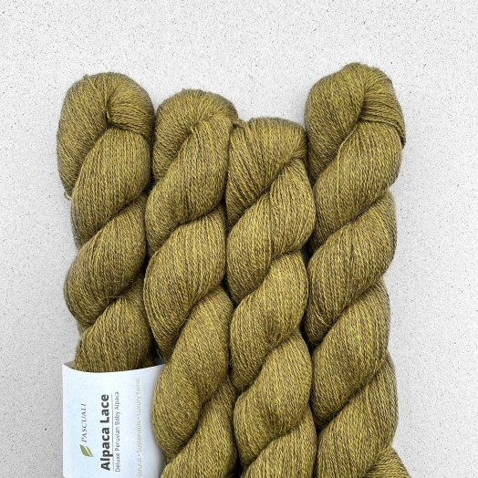 Мягкая пряжа Alpaca Lace скользит между пальцами