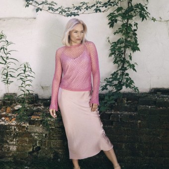 Лёгкий джемпер-сетка, выполненный крючком из пряжи Aura Yarns Fashion Li Vi в выразительном оттенке Pink Flamingo. Отлично подойдёт для тёплой погоды и многослойных образов