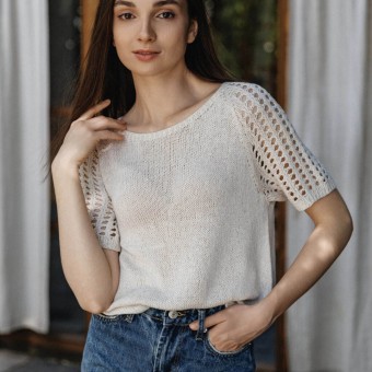 5 мотков Aura Yarns Fashion Li Vi в оттенке Ecru и футболка готова