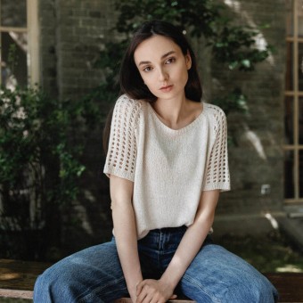 Футболка с ажурными рукавами из пряжи Aura Yarns