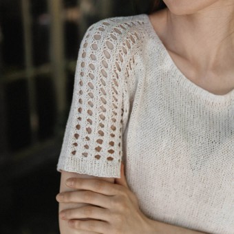 Футболка связана вручную из пряжи Aura Yarns
