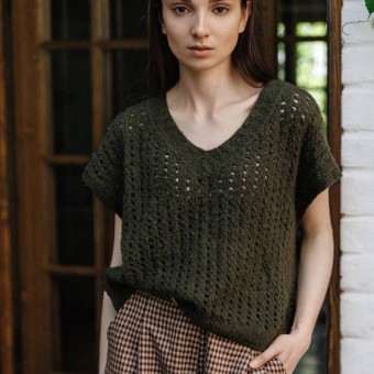 Стильный вязаный топ #aura_moon_top в современном casual-луке. Пряжа Fashion MUR MIU (Khaki) придаёт изделию природную мягкость и лёгкий блеск. Расход — всего 5 пасм