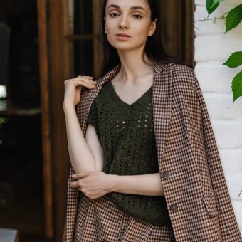 Ручной топ из хлопковой пряжи Aura Yarns MUR MIU, оттенок хаки — подчёркивает аккуратность посадки и чистоту выполнения крючком. Идеально сидит по фигуре и комфортен в носке.