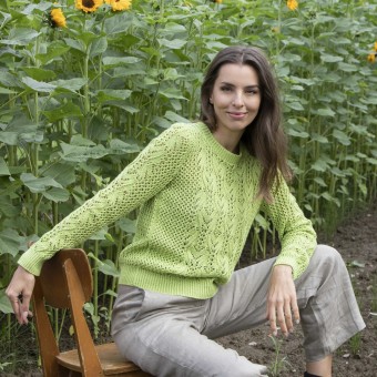 Rebecca 93 Модель 2 Женский джемпер связаный из пряжи Austermann Bio Cotton цвет 11