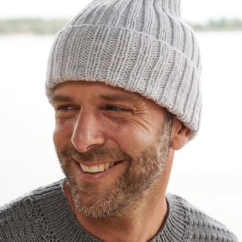 Rebecca № 95 Модель 21 Мужская шапка связаная из пряжи Austermann Merino 105