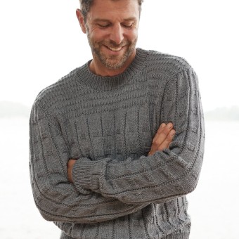 Rebecca № 95 Модель 20 Мужской джемпер связаный из пряжи Austermann Merino 120 цвет 129