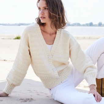 Rebecca № 95 Модель 12 Женский мериносовый кардиган связаный из пряжи Austermann Merino 120 цвет 110