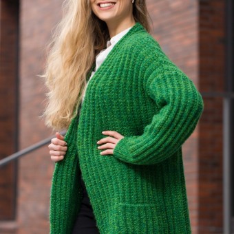 вязаный зеленый длинный карди из пряжи Austermann Wooly Shine