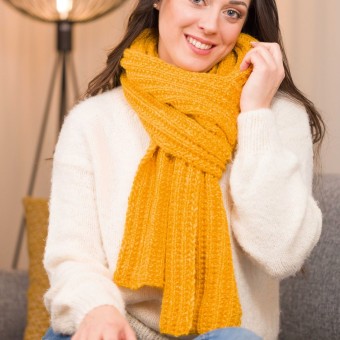 желтый шарф всязанный из пряжи Austermann Wooly Shine