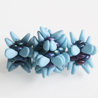 легкий мастер-класс по созданию мини цветочный мотив из Pip™ и Twin™ Pressed Beads