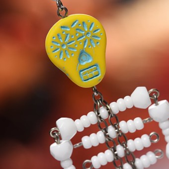 подвижные серьги скелеты handmade из бусин и металлических деталей