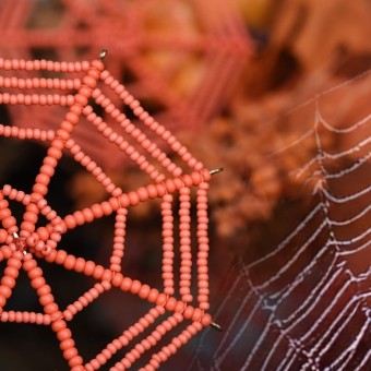 бисерные лёгкие в изготовлении серьги-паутина