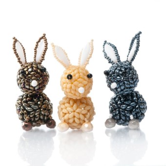 рукодельный сувенир зайчик Little Bunny из бисера