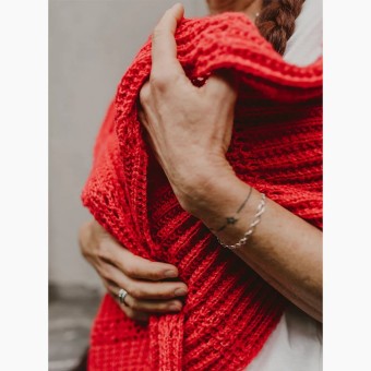 Шаль KANDRA вязана чередующимися узорами