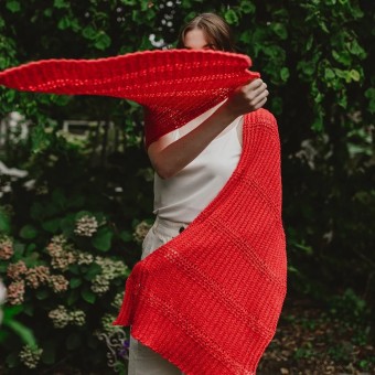 Сочетание пряжи Alpaca Lace и нашей специальной хлопковой пряжи Suave делает шаль особенно мягкой и легкой