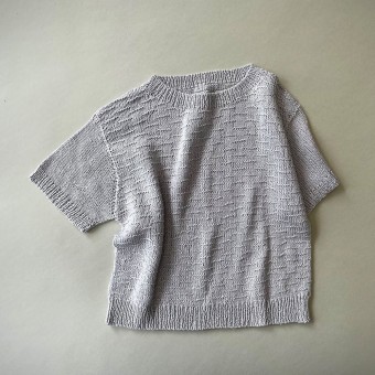 Рубашка SUNNY WIGGLE SHIRT с узором гусеница и ребристыми краями вяжется снизу вверх круговыми рядами до проймы. Затем спинка и передняя часть вяжутся отдельно по горизонтали, с использованием укороченных рядов для формирования плеч на спинке и выреза горловины на передней части