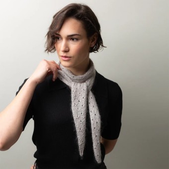 Сочетание пряжи Arctic Pearl и Mohair Bliss делает его нежным аксессуаром для многих случаев