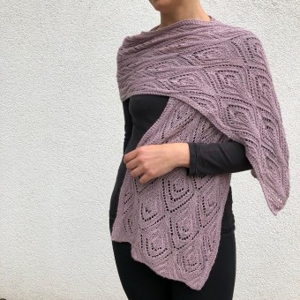 Красивая накидка с ажурным узором, связанная из благородной пряжи Cashmere Silk.