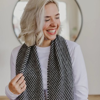 Balayage идеально подходит для шалей и шарфов.  Он также прекрасно подходит для свитеров и кардиганов