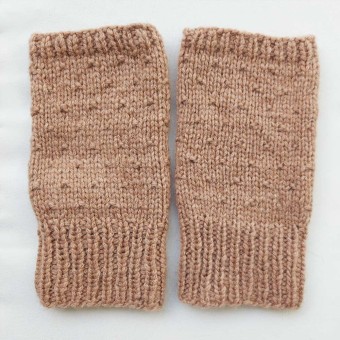 CAMELOVE – Любовное письмо прекрасной пряже Camel DK. Нарукавники начинаются и заканчиваются ребристым краем 1x1; между ними вяжется текстурный узор из лицевых и изнаночных петель