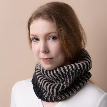 использованные цвета пряжи 09 Coal и  04 Taupe от Pascuali Camel DK