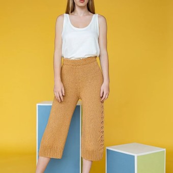 Вам понадобится пряжа Pascuali Re-Jeans 95% хлопок переработанный деним 5% другие волокна цвета по вашему выбору. Цвет образца на фотографии: цвет 23 песочный