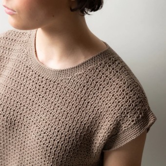 Вязаная крючком рубашка SOFT GRID TOP имеет довольно прямой крой с слегка заниженными плечами