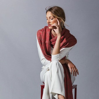 Neci — это удлиненный шарф, связанный из наших пряж Suave и Balayage, провязанных двойной нитью.