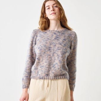 Женственная сексуальная блузка с Леонорой 894733 связана из пряжи Permin Angel Print
