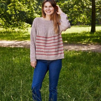 Блузка с ребристым воротником и полосками пряжа Luna by Permin цвета 889033 Natur Tweed и 889040 Gojibær