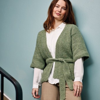 вязаное зеленое кимоно из пряжи Vera by Permin цвет 882503 salvie